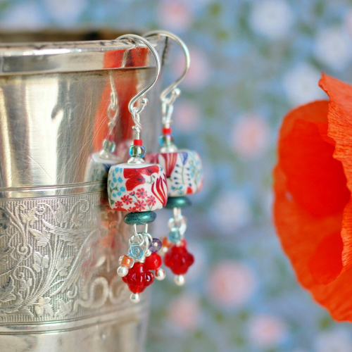 Boucles d'oreilles pendantes à motifs floraux rouges et pampilles sur crochets en argent 925, collection 'callistémon'