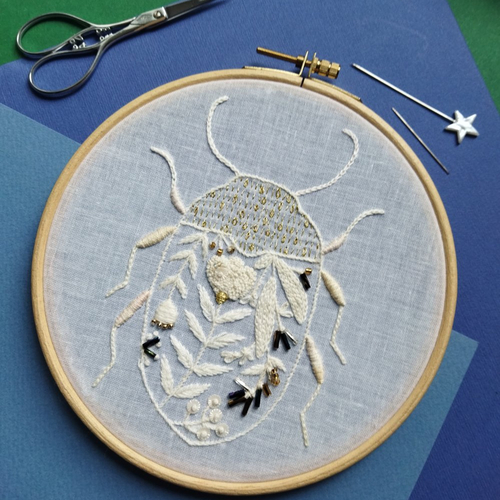 Broderie "insecte" , scarabée fleurs et perles