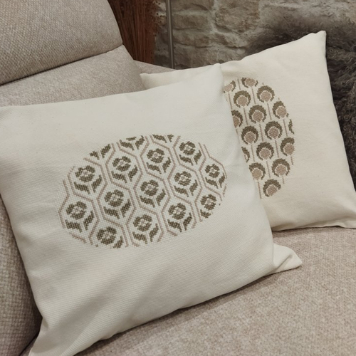Coussins , broderie point compté bicolore modèle  tons beige, motif art déco brodé main ,