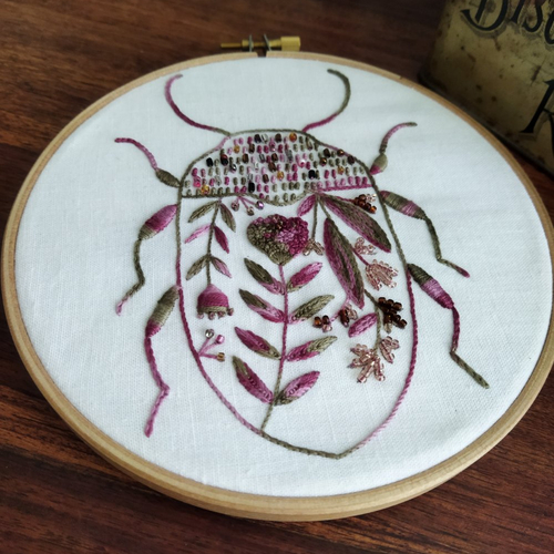 Broderie "insecte" , scarabée fleurs et perles