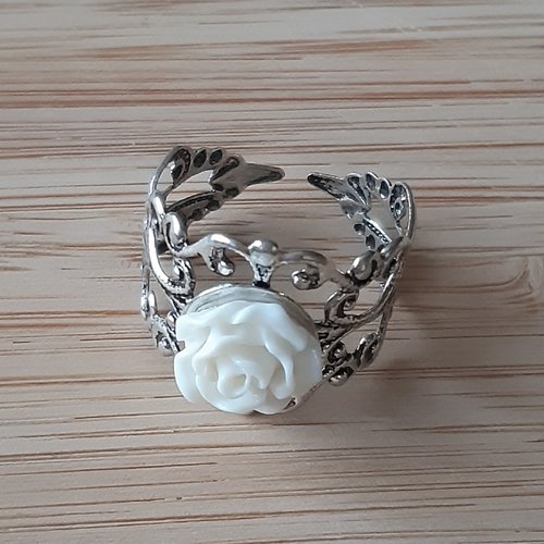 Bague filigrane fleur blanche