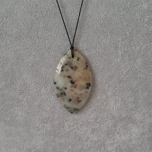 Collier jaspe sésame navette