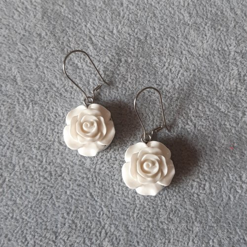 Boucles d'oreilles cabochons fleurs blanches