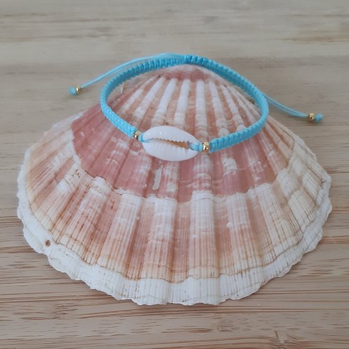 Bracelet macramé bleu, cauri et perles dorées
