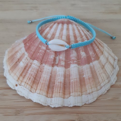Bracelet macramé bleu, cauri et perles argentées