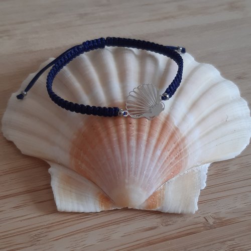 Bracelet macramé bleu marine, coquillage et perles argentées