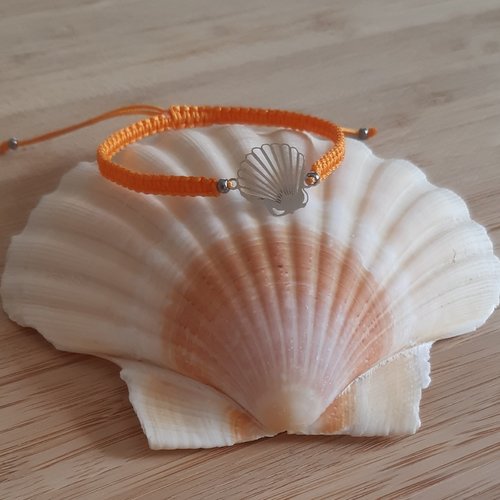 Bracelet macramé orange, coquillage et perles argentées