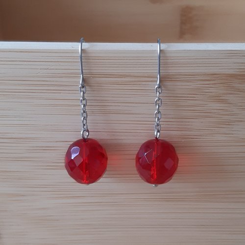 Paire boucles d'oreilles chaînes et perles rouges