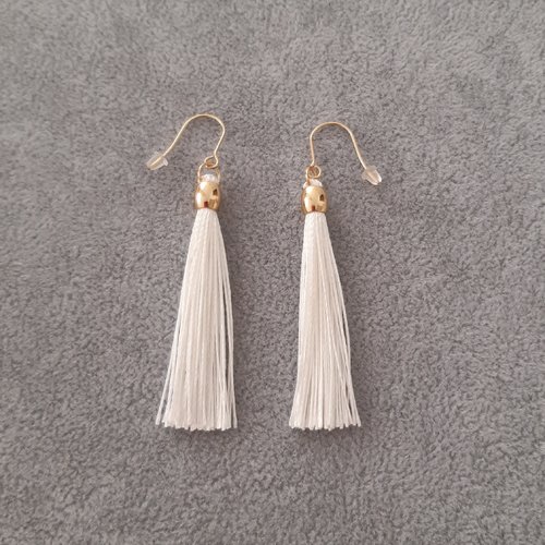 Boucles d'oreilles dorées pompons blancs cassés