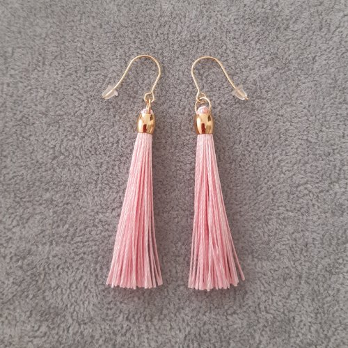 Boucles d'oreilles dorées pompons roses