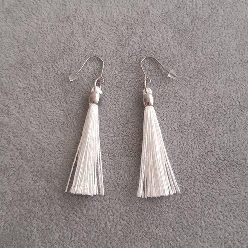 Boucles d'oreilles pompons blancs