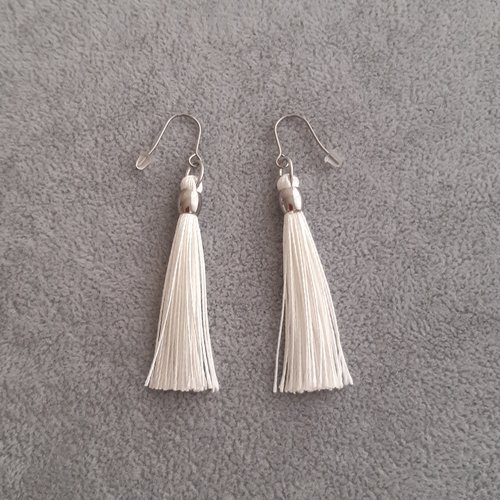 Boucles d'oreilles pompons blancs cassés