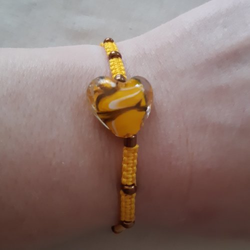 Bracelet façon macramé cœur jaune orangé