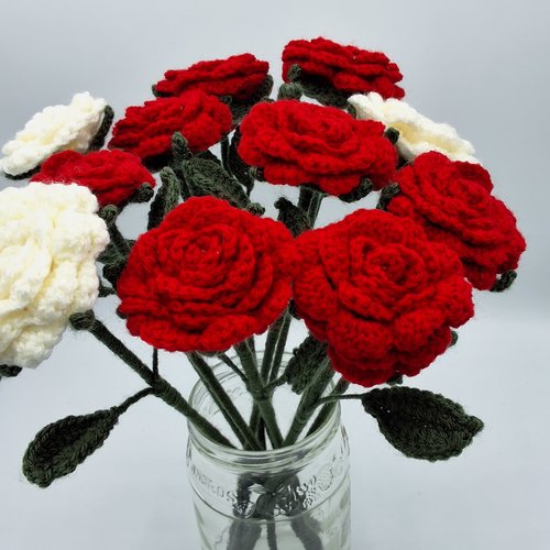 Bouquet de roses au crochet, bouquet de fleurs, roses rouges et blanches, saint valentin, déco, mariage, cadeau, décoration. .