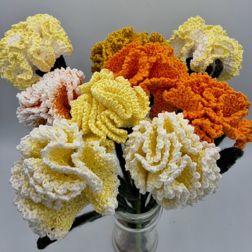Bouquet de fleurs, œillets, fleurs au crochet.
