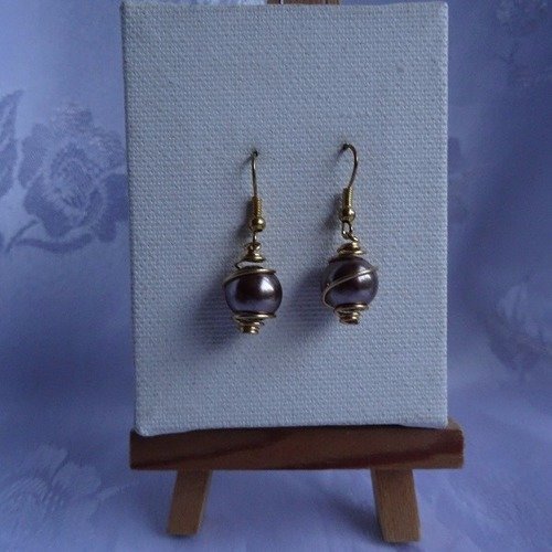 Boucles d'oreilles petite perle gris/violet et cage dorée