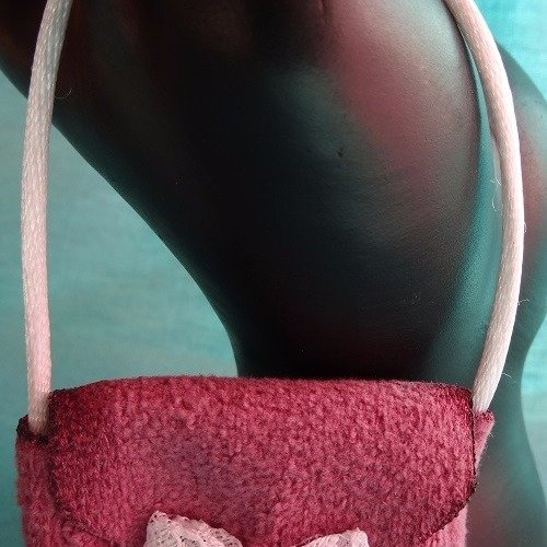 Mini sac pour poupée suédine rose et noeud dentelle blanche