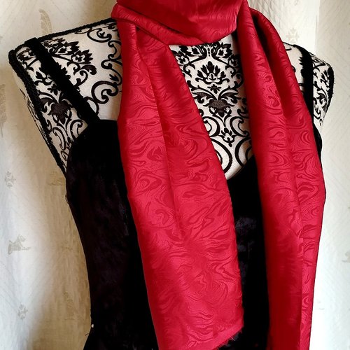 Foulard polyester rouge satiné à motifs fantaisie