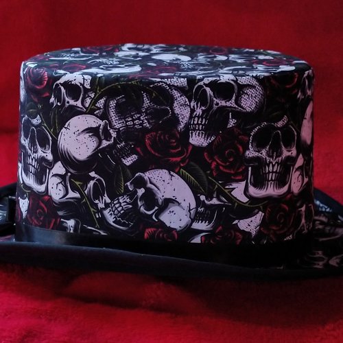 Top hat gothique crânes et roses