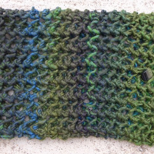 Écharpe vert/bleu tricoté main à gros bouton