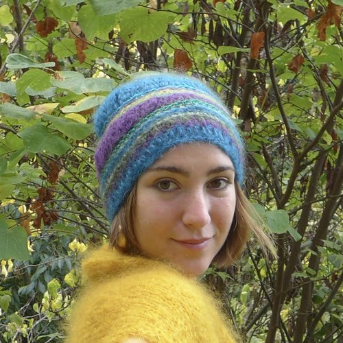 Bonnet bleu, vert et violet pour femme crocheté en laine mohair e soie