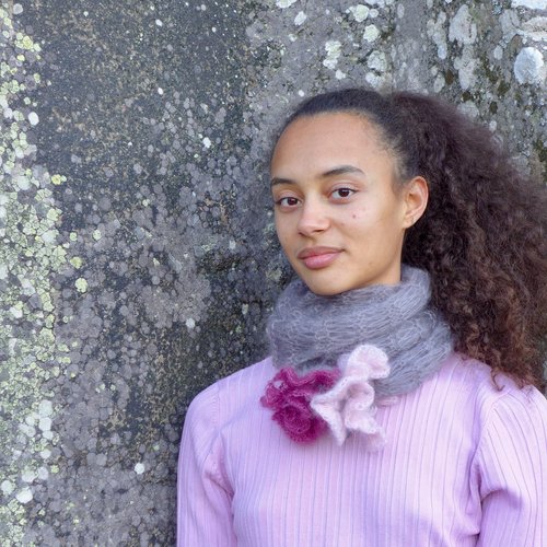 Écharpe flowerpower grise et rose en  mohair et soie