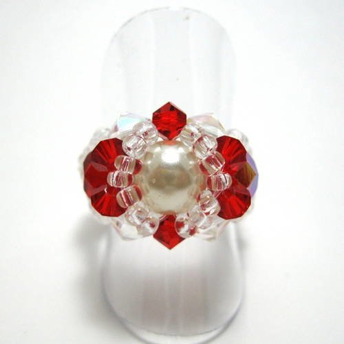 Bague fantaisie en perles swarovski rouges et blanches - Un grand ... Bague fantaisie en perles swarovski rouges et blanches - Un grand ...