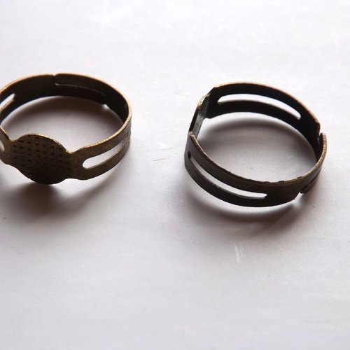 Lot de 2 bagues à cabochon