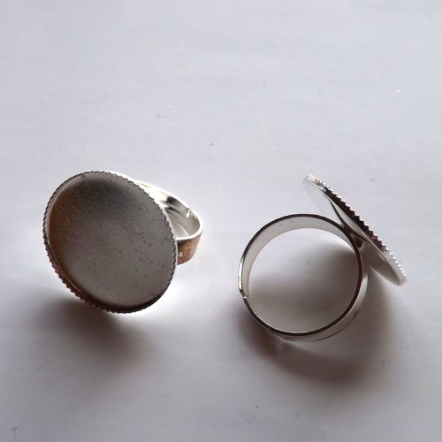 Lot de 2 bagues à cabochon