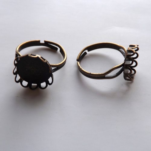 Lot de 17 bagues à cabochon