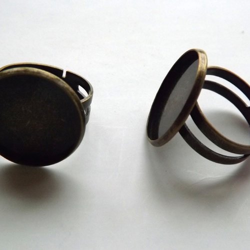 Lot de 2 bagues à cabochon
