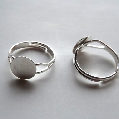 Lot de 19 bagues à cabochon