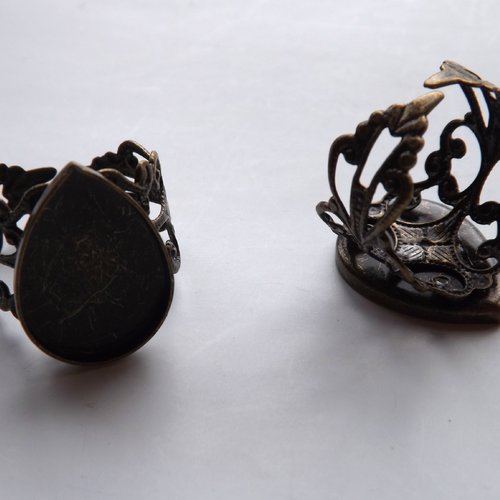 Lot de 2 bagues à cabochon
