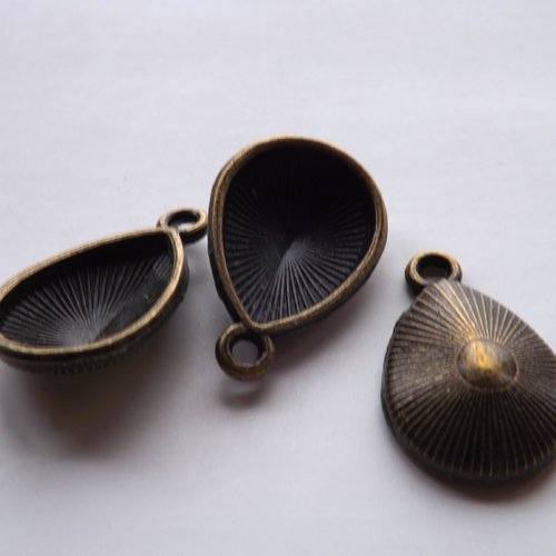 Lot de 19 pendentifs, breloques à cabochon goutte