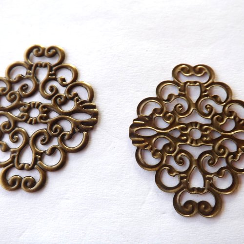 Lot de 24 estampes filigranées, pendentifs