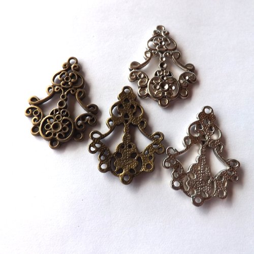 Lot de 8 chandeliers filigranés, pendentifs
