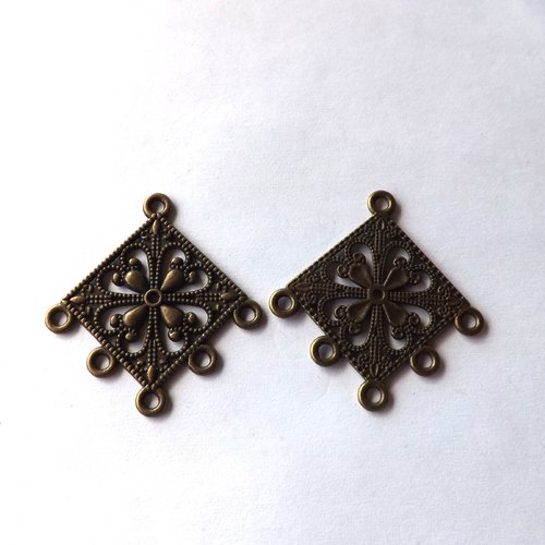 Lot de 2 chandeliers filigranés, pendentifs
