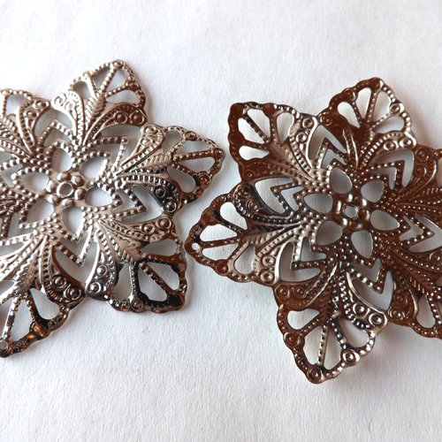 Lot de 16 estampes filigranées, pendentifs