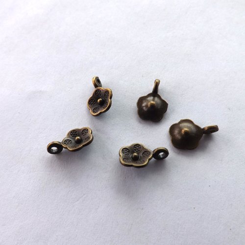 Lot de 17 breloques fleurs, pendentifs
