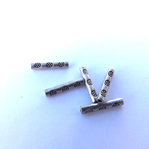 Lot de 13 connecteurs, perles-tubes gravées en métal argenté