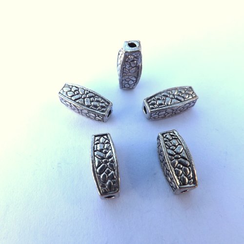 Lot de 34 perles-tubes gravées en métal argenté