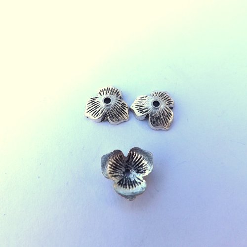 Lot de 29 coupelles fleurs à 3 pétales
