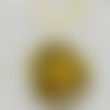 Pendentif fleur jaune moutarde en argile polymère