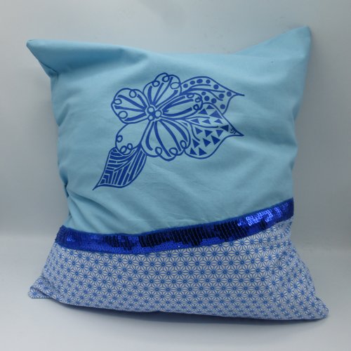 Coussin bleu fleur en coton