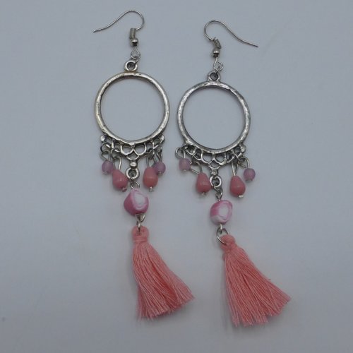 Boucles d'oreilles longues pompon rose en argile polymère, perles de verre et pompon