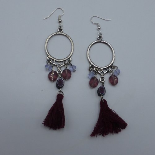 Boucles d'oreilles longues pompon violet en argile polymère, perles de verre et pompon