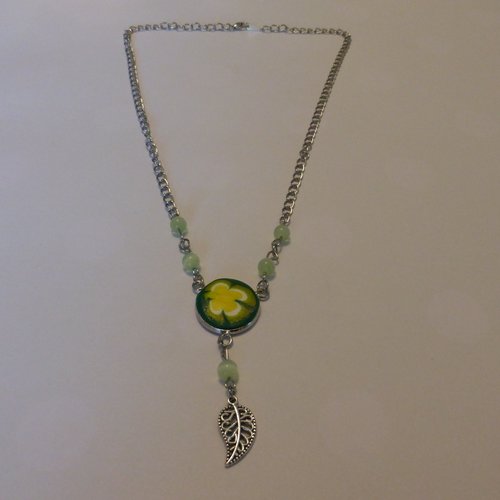 Collier fleur verte et jaune en pâte polymère, perles de verre et métal argenté