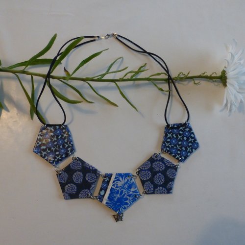 Collier de perles bleues fleur papillon en verre et argile polymère