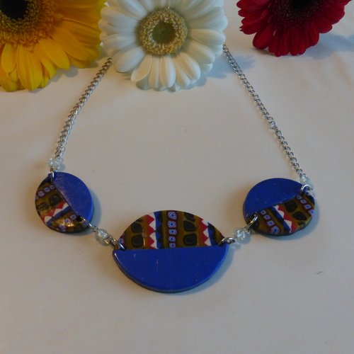 Collier de perles bleues multicolores motifs amérindiens en perles en verre et argile polymère