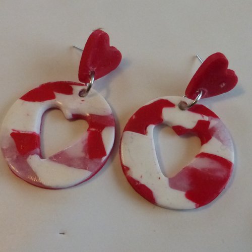 Boucles d'oreilles créoles rondes coeur rouges et blanches en pâte polymère